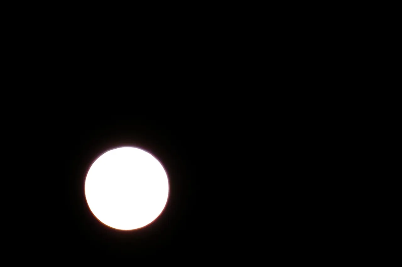 Luna de Fresa: El espectáculo lunar que tiñe la noche