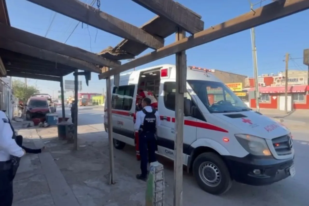 Choca Nissan contra tambos de cemento en Los Aztecas; 2 heridos