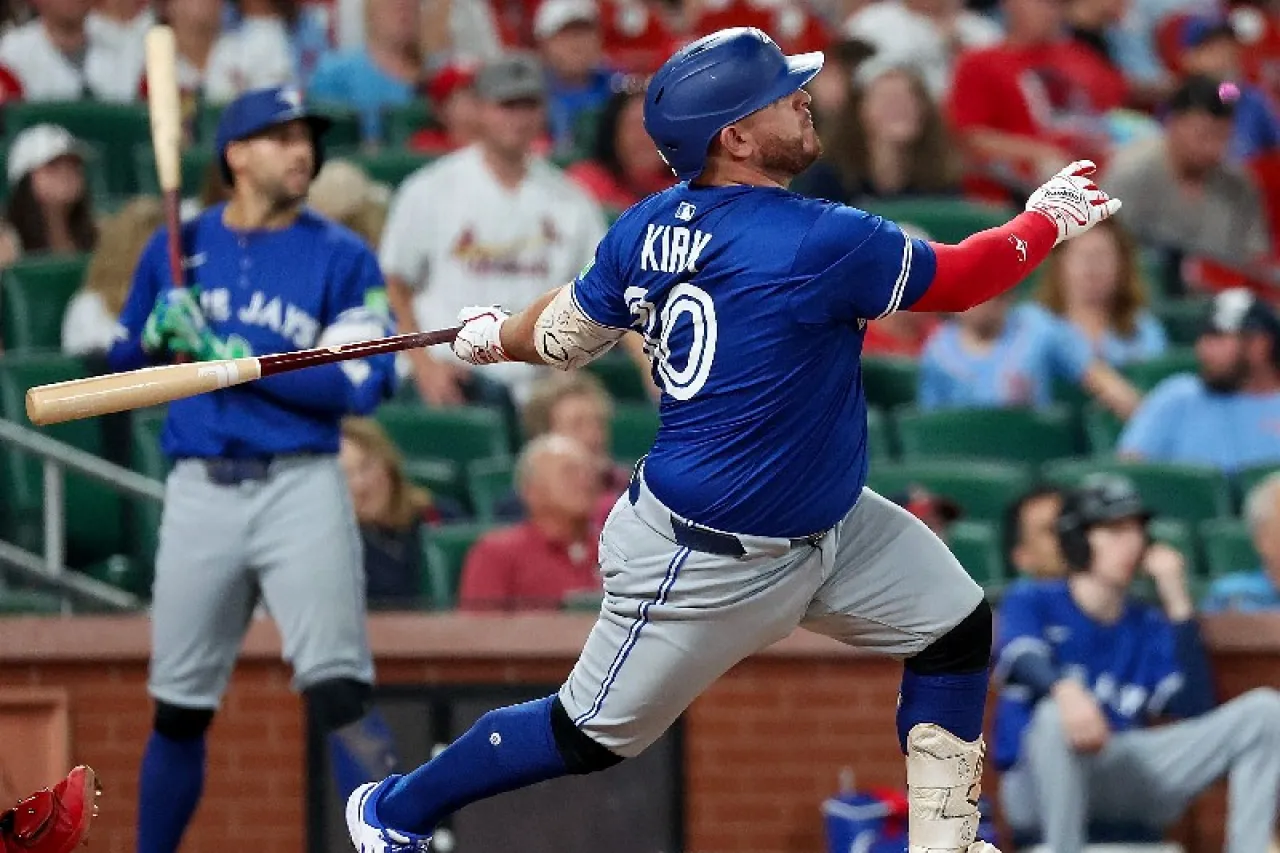 Alejandro Kirk se echa al hombro a Toronto en victoria vs Cardenales