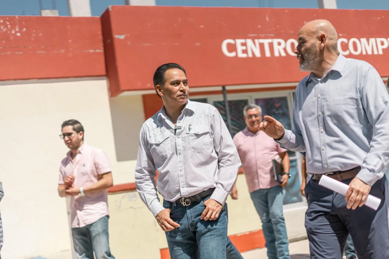 Entrega Alejandro Pérez Cuéllar mobiliario a CBTis No. 143 en Camargo