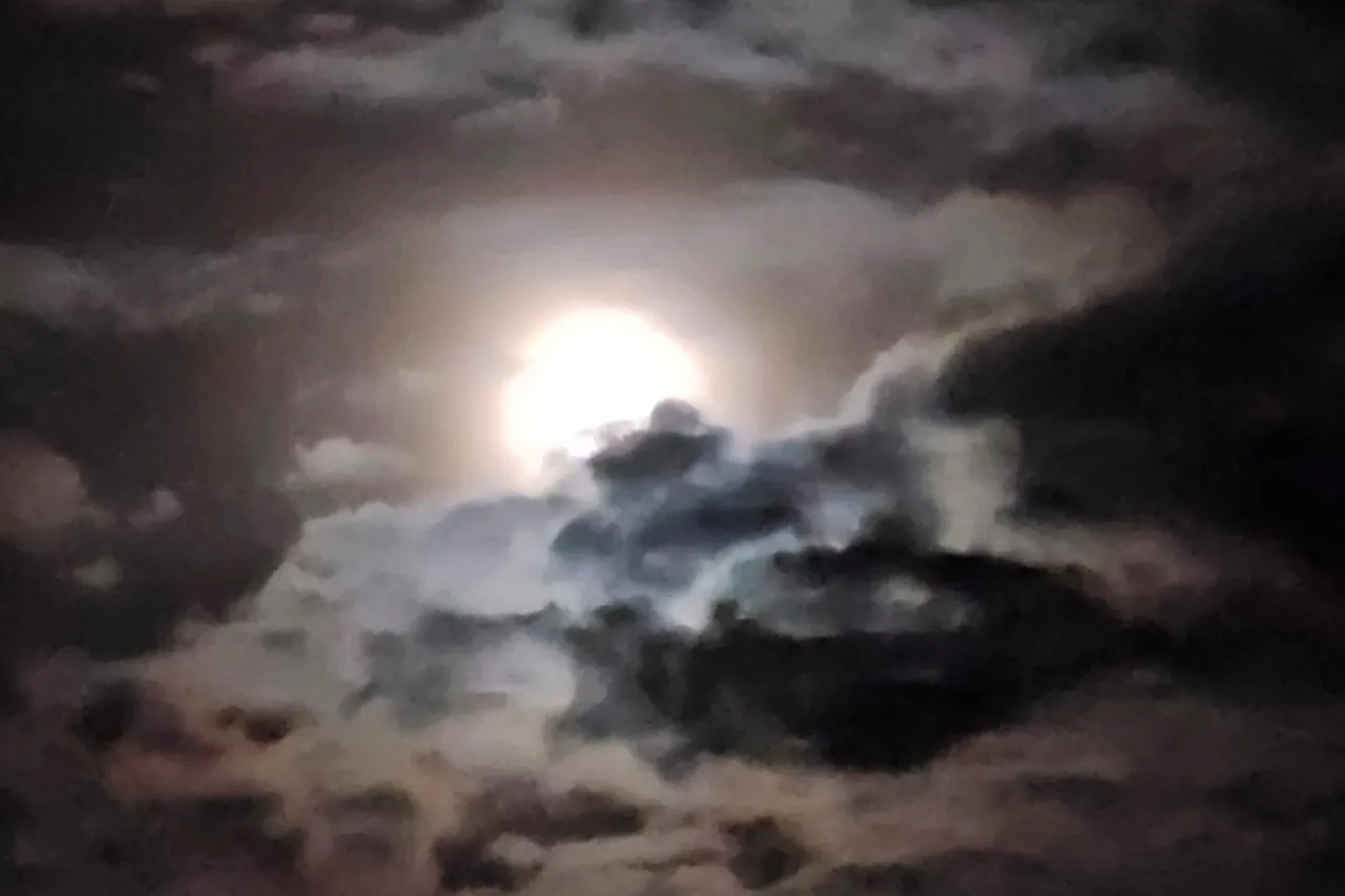 Luna de Fresa: El espectáculo lunar que tiñe la noche