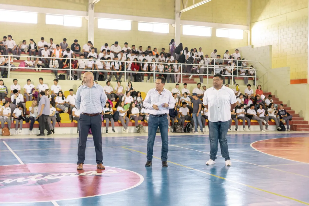 Entrega Alejandro Pérez Cuéllar mobiliario a CBTis No. 143 en Camargo