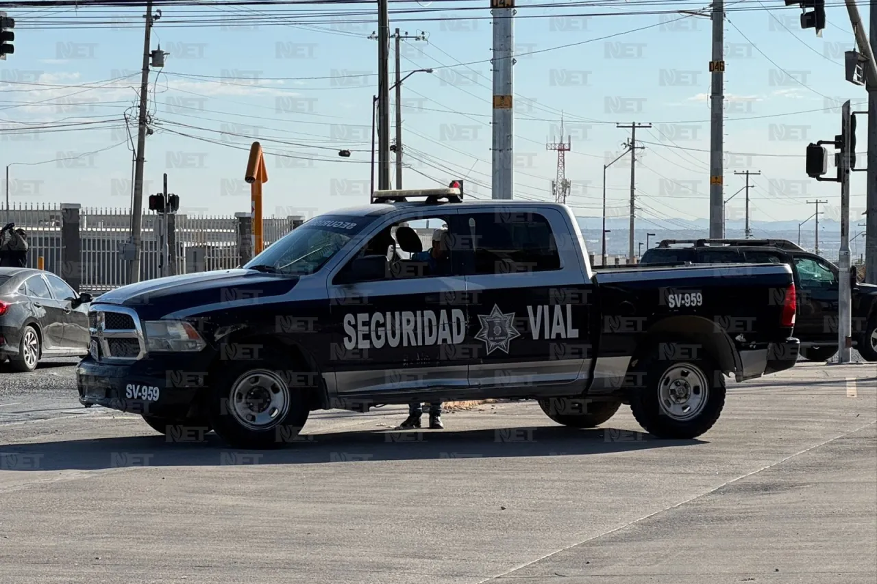 Se pasa el semáforo y vuelca en la Santiago Troncoso