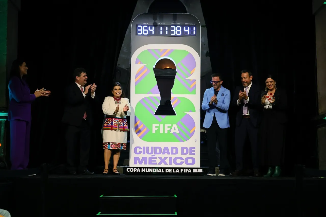 Video: Develan en CDMX reloj con cuenta regresiva para el Mundial 2026