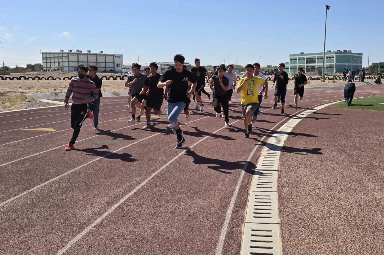 Estudiantes de la UTCJ vencen desafíos en Rallie deportivo por el 26 aniversario