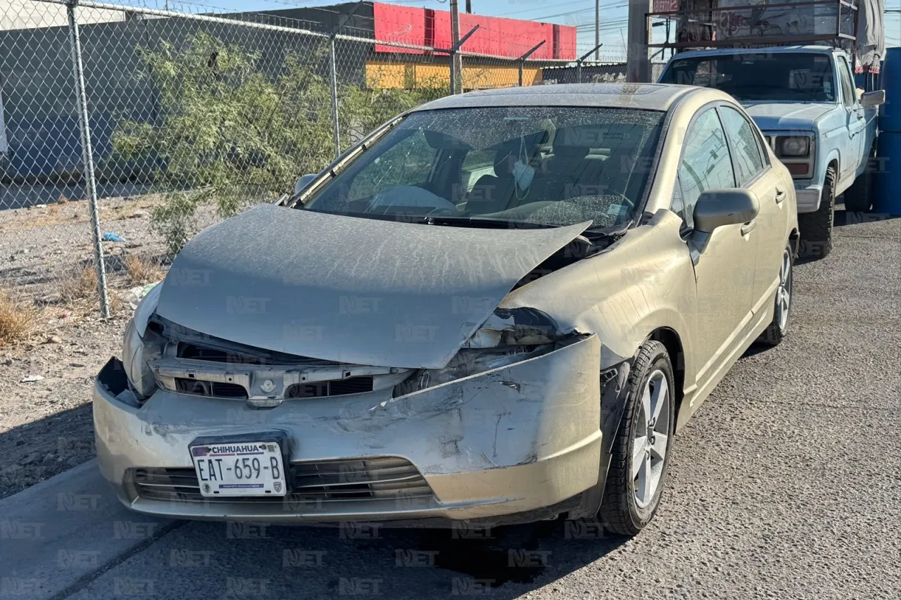 Se pasa el semáforo y vuelca en la Santiago Troncoso