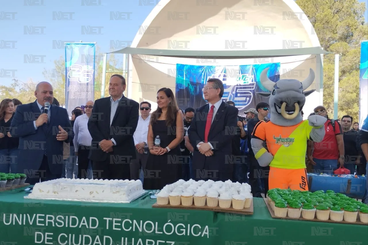 Celebra UTCJ su 26 aniversario con alumnos del turno vespertino