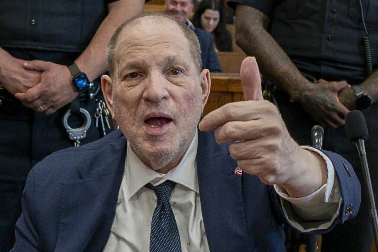 Declaran juicio nulo por cargo de abuso en contra de Weinstein