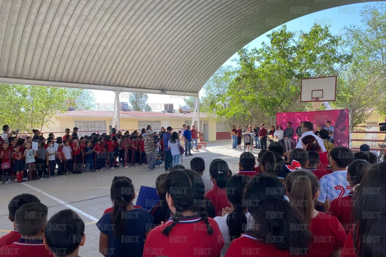 Entrega alcalde rehabilitación a la escuela Leona Vicario