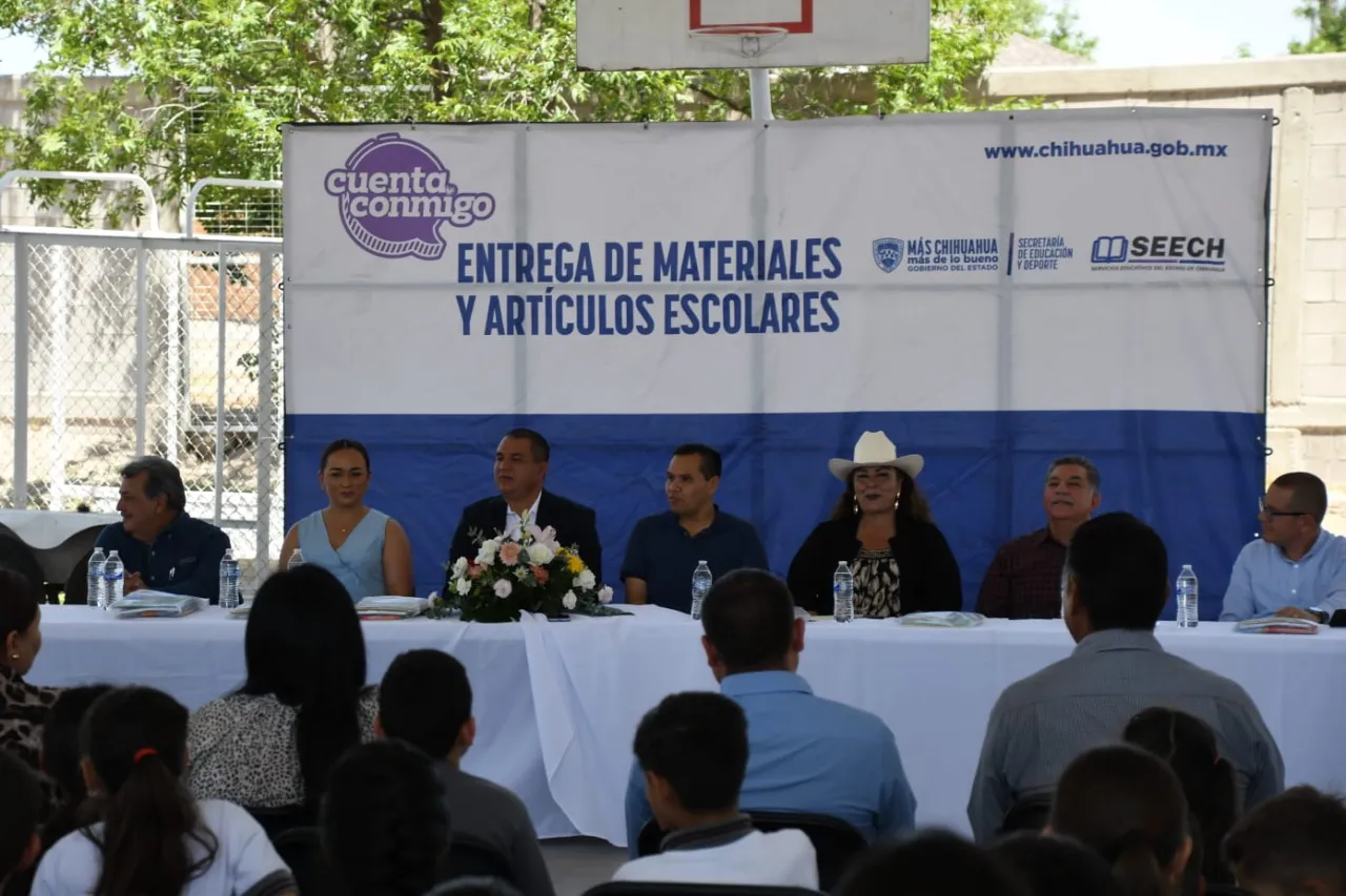 Entregan apoyos a más de 10 mil estudiantes en varios municipios