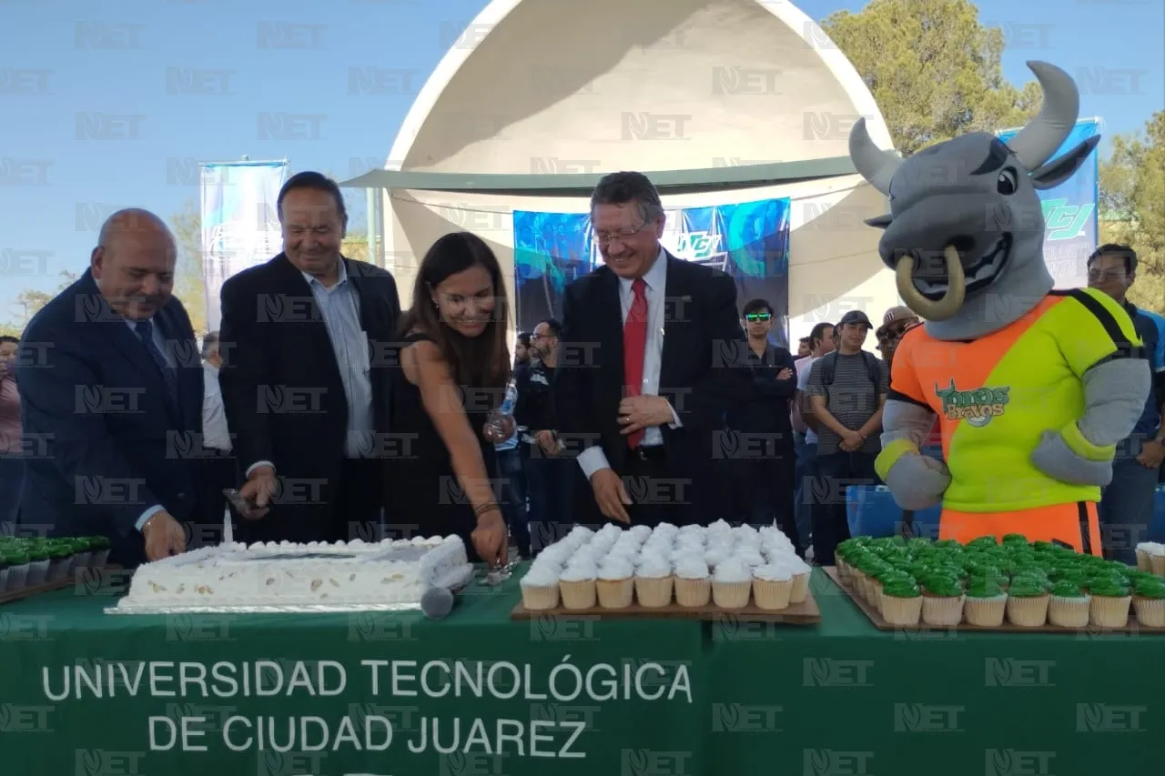 Celebra UTCJ su 26 aniversario con alumnos del turno vespertino
