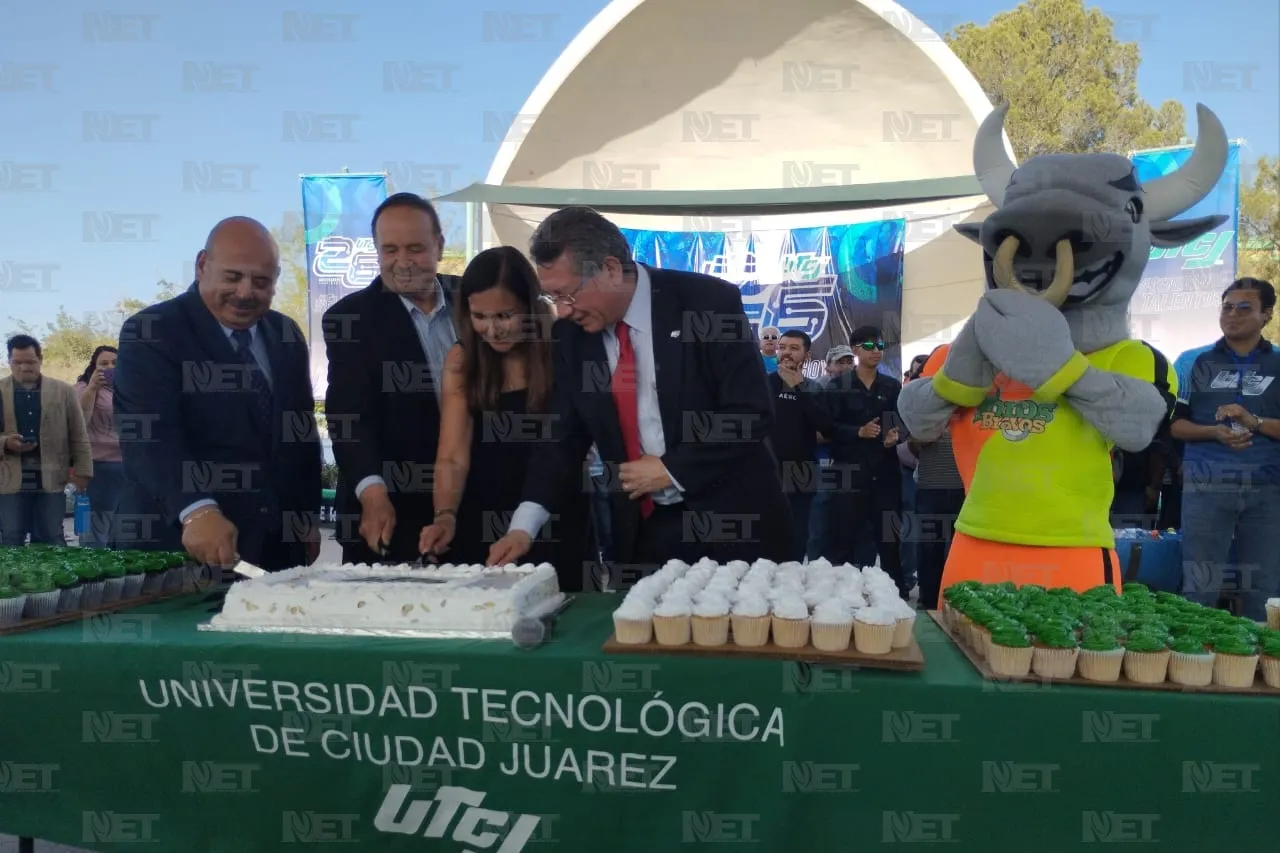 Celebra UTCJ su 26 aniversario con alumnos del turno vespertino