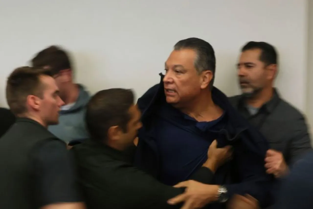 Arrestan al senador Alex Padilla por interrumpir discurso de Kristi Noem