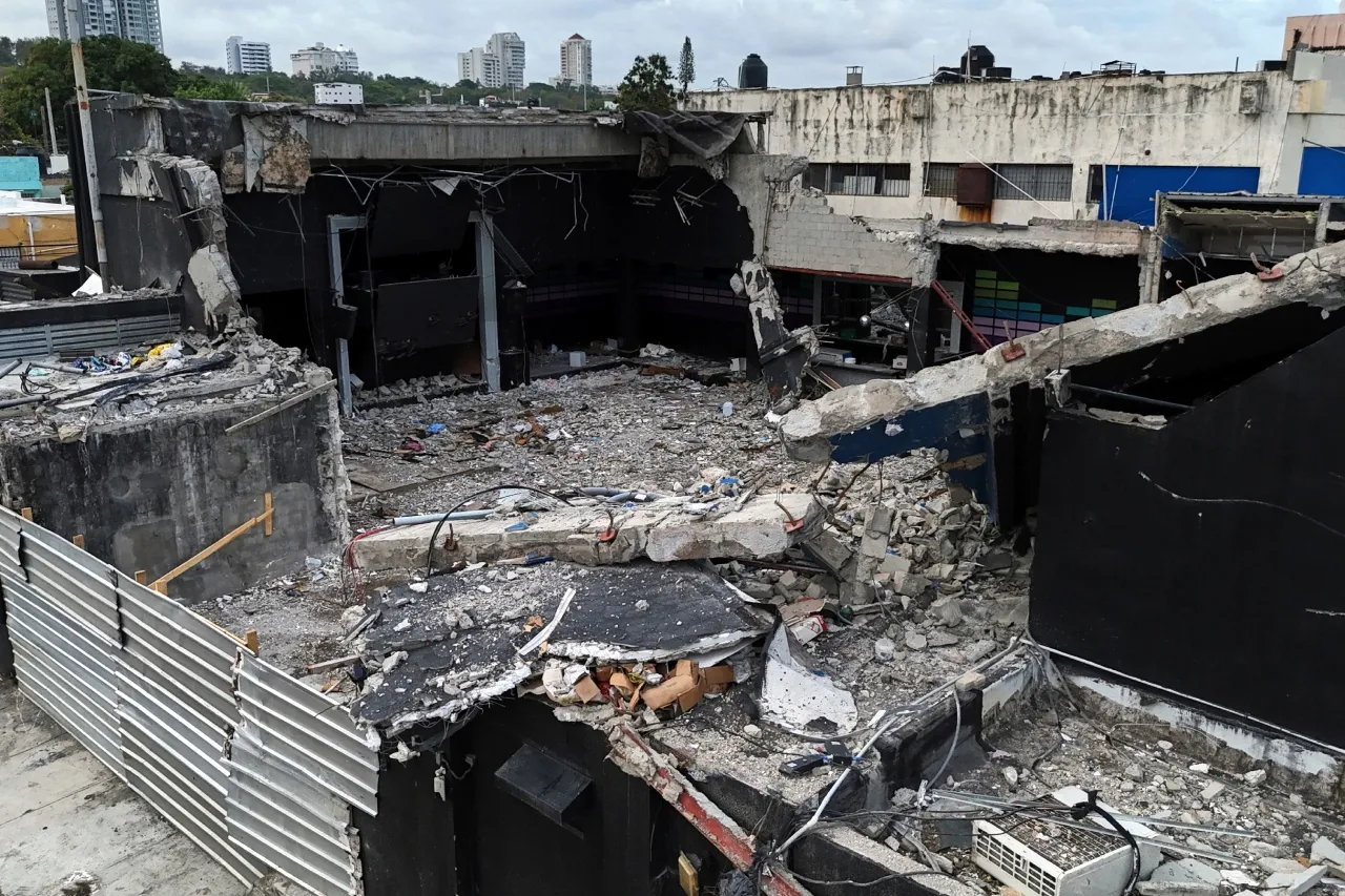 Arrestan a dueño de club de RD cuyo techo se derrumbó y dejó 235 muertos