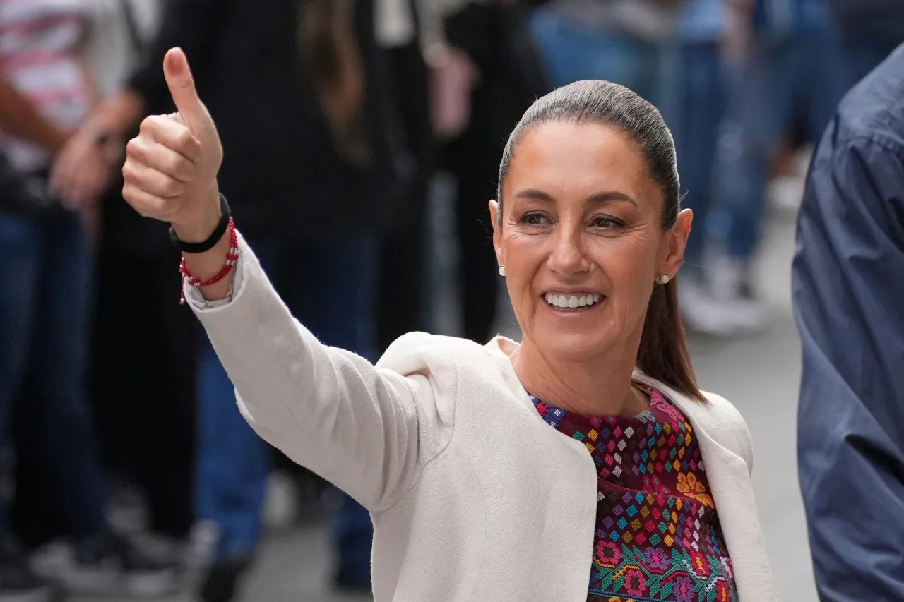 Sheinbaum expresa al subsecretario de EU su desacuerdo por redadas de migrantes