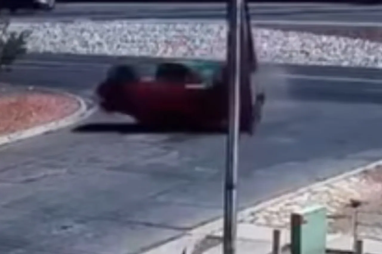 Video: Vuelca troca tras provocar choque en El Paso
