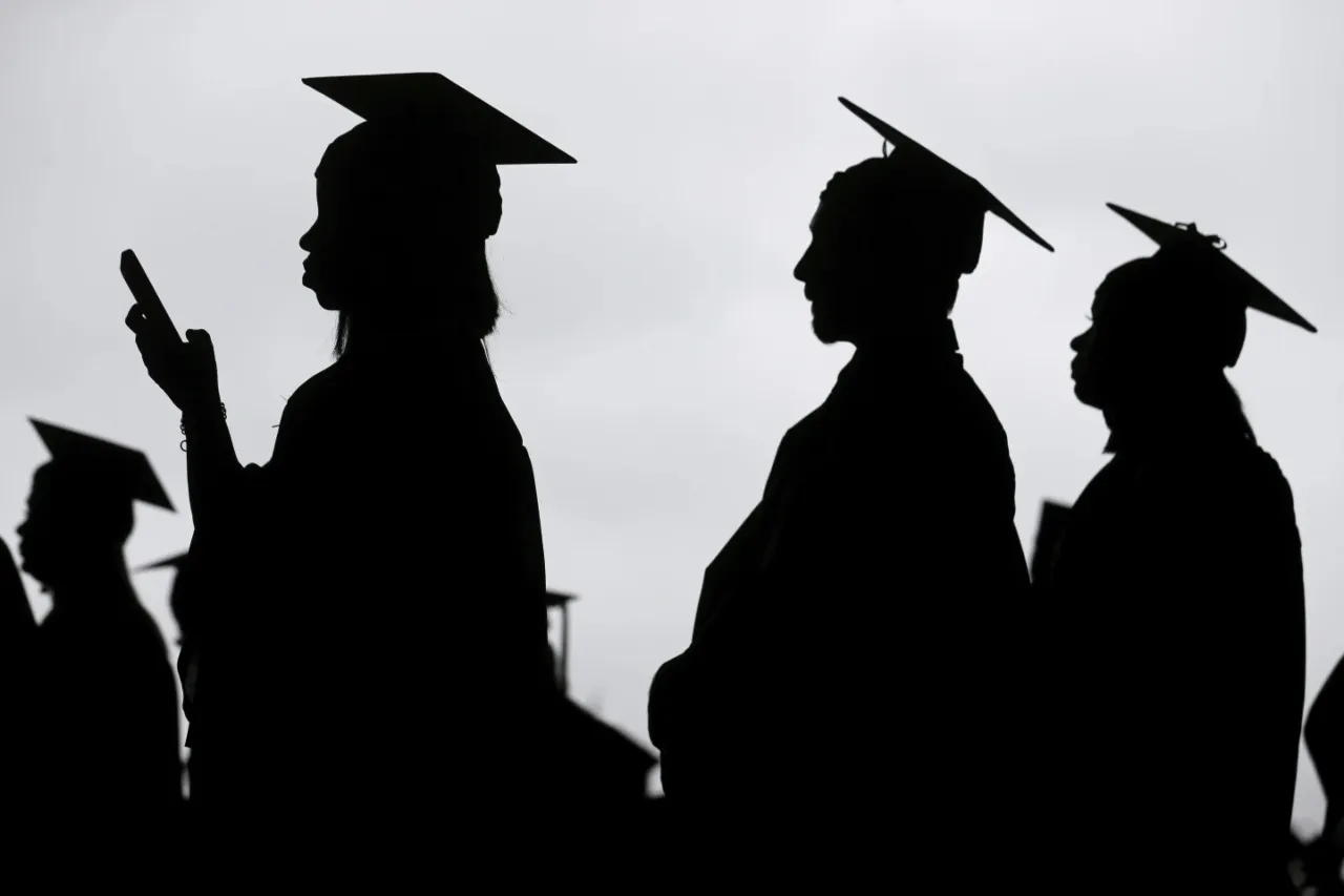 Cómo llevarse bien cuando graduados regresan a casa con sus padres