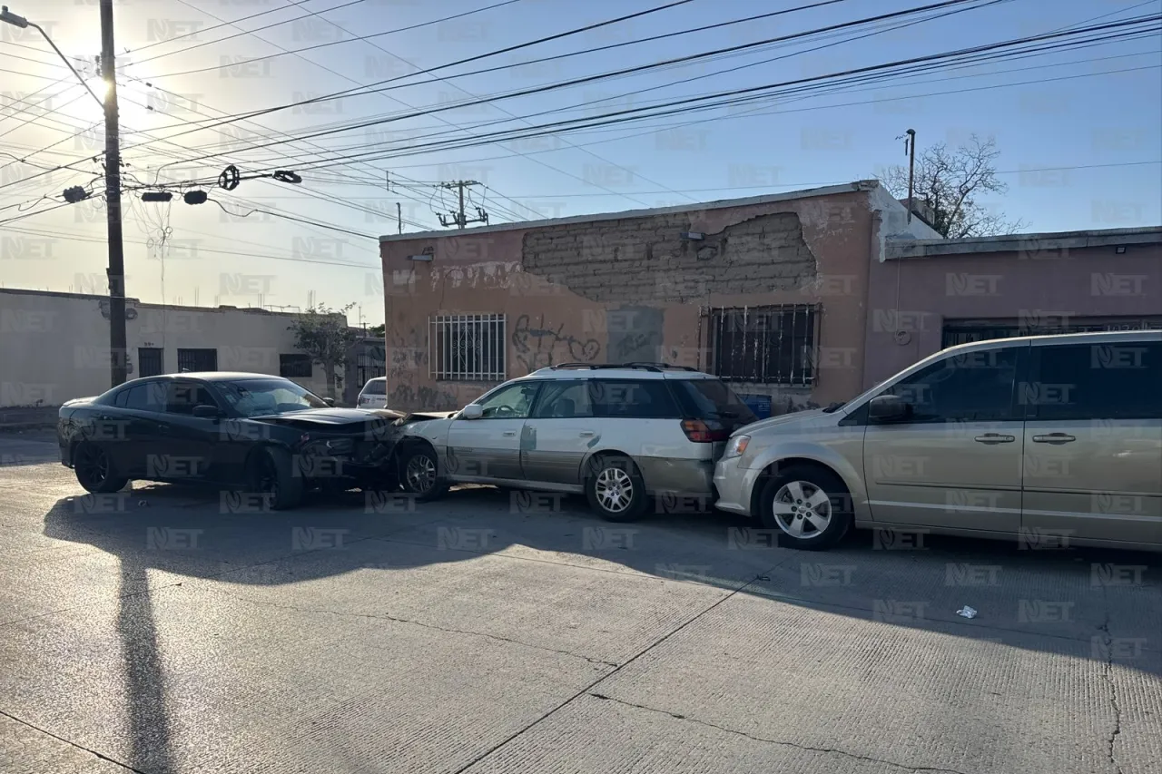 Conductor choca y huye en la San Antonio; auto sería de car wash cercano