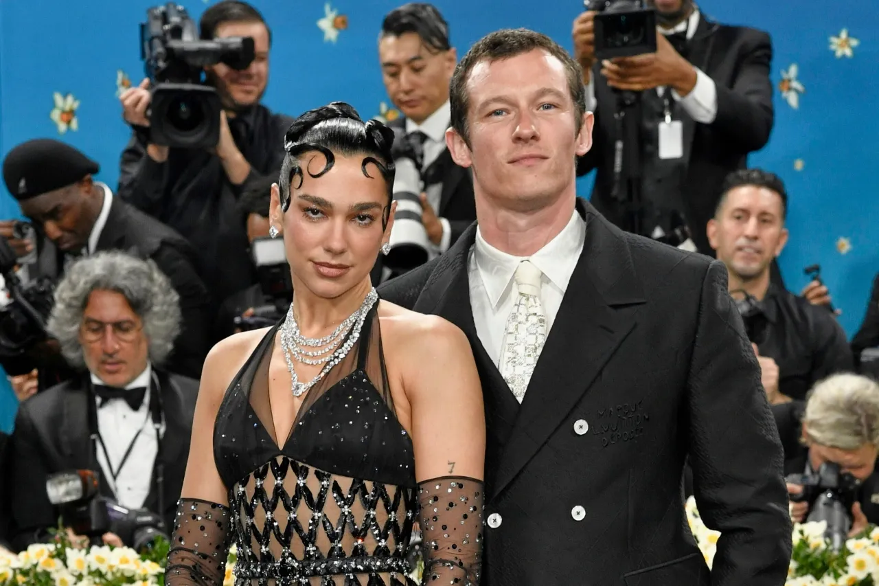 Dua Lipa confirma su compromiso con el actor Callum Turner