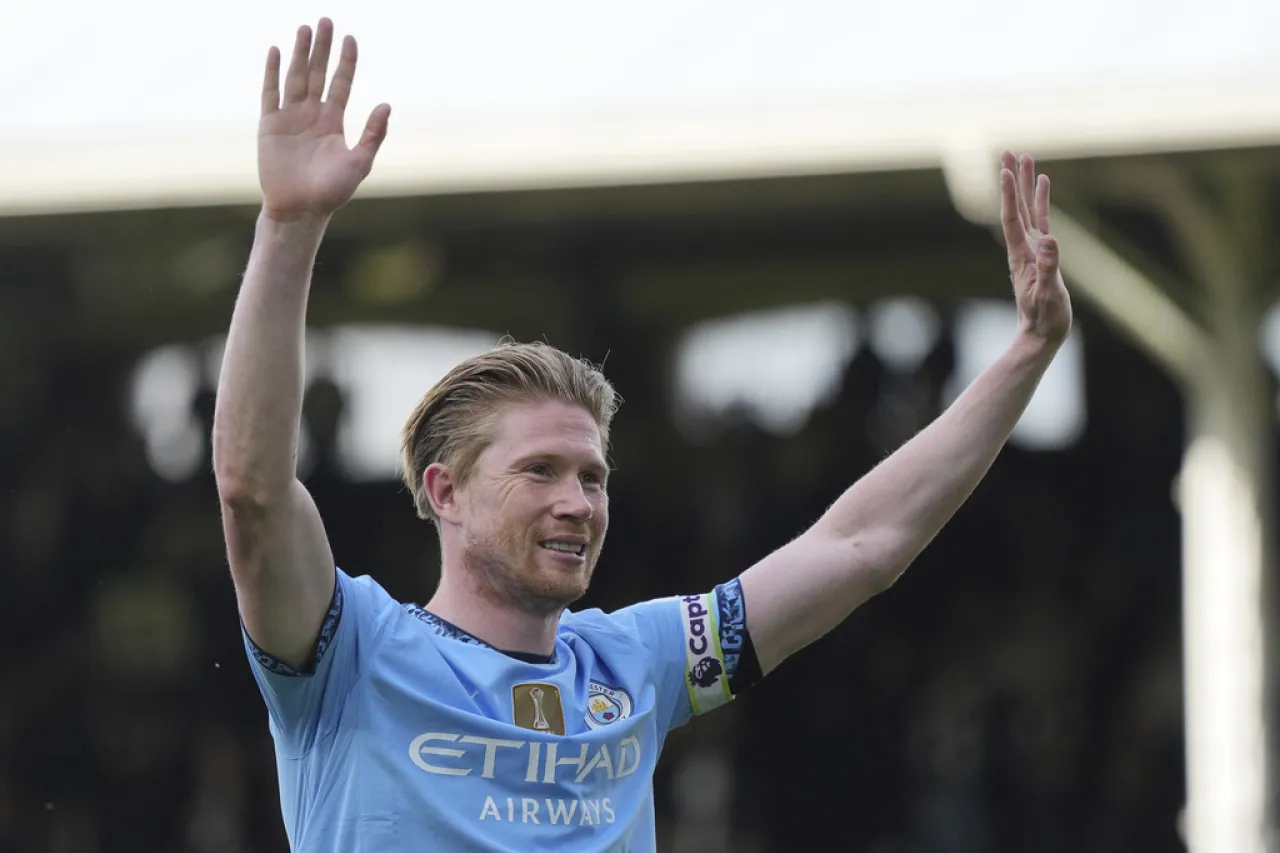 De Bruyne firma con el campeón de la Serie A, Napoli
