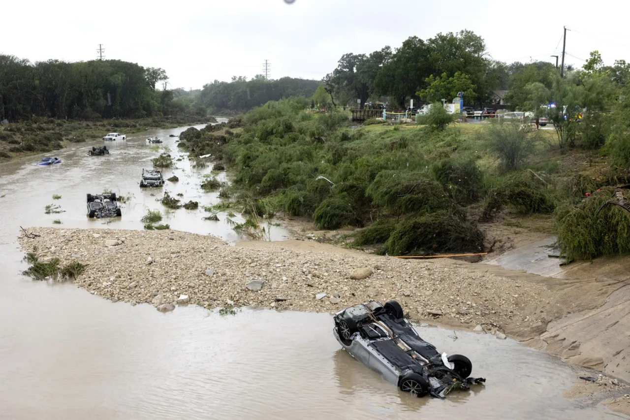 Sube a 11 número de fallecidos tras inundaciones en San Antonio