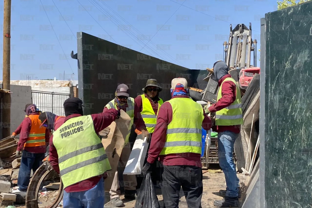 Limpian casa con 8 toneladas de basura tras queja vecinal