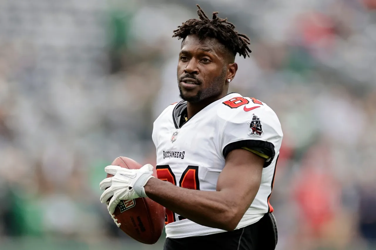 Antonio Brown enfrenta cargos de intento de asesinato tras tiroteo en Miami