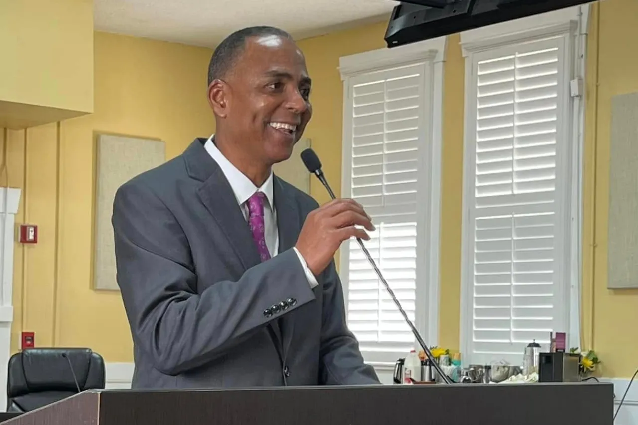 Insta alcalde Renard Johnson que protestas sean pacíficas en El Paso