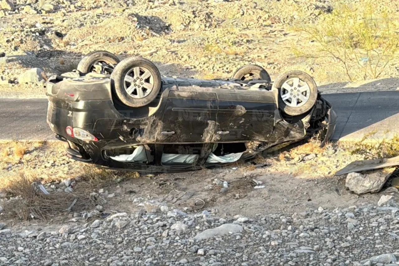 Camioneta vuelca por falla mecánica en el Camino Real