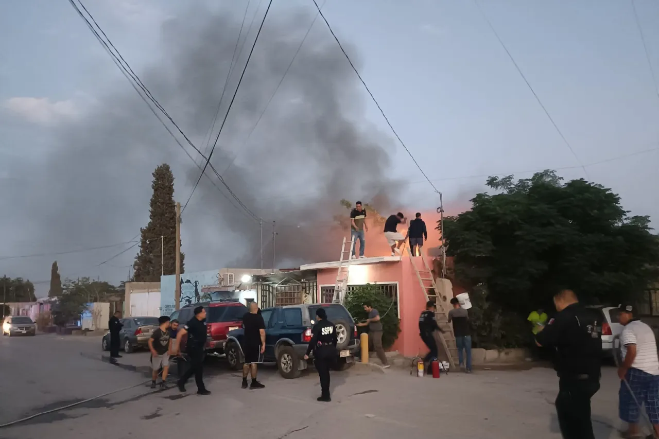 Ayudan municipales a sofocar incendio en la colonia Granjas de Chapultepec