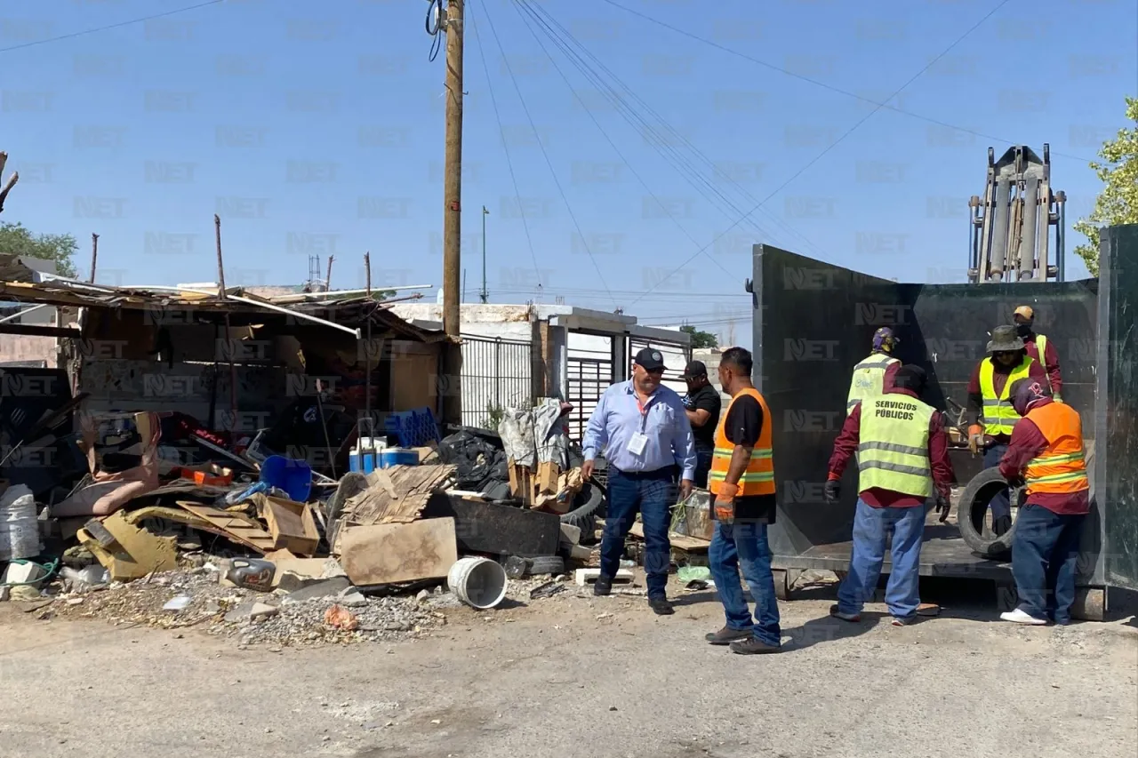 Limpian casa con 8 toneladas de basura tras queja vecinal
