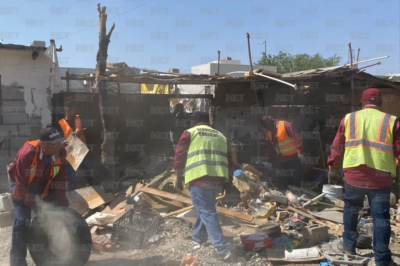 Limpian casa con 8 toneladas de basura tras queja vecinal