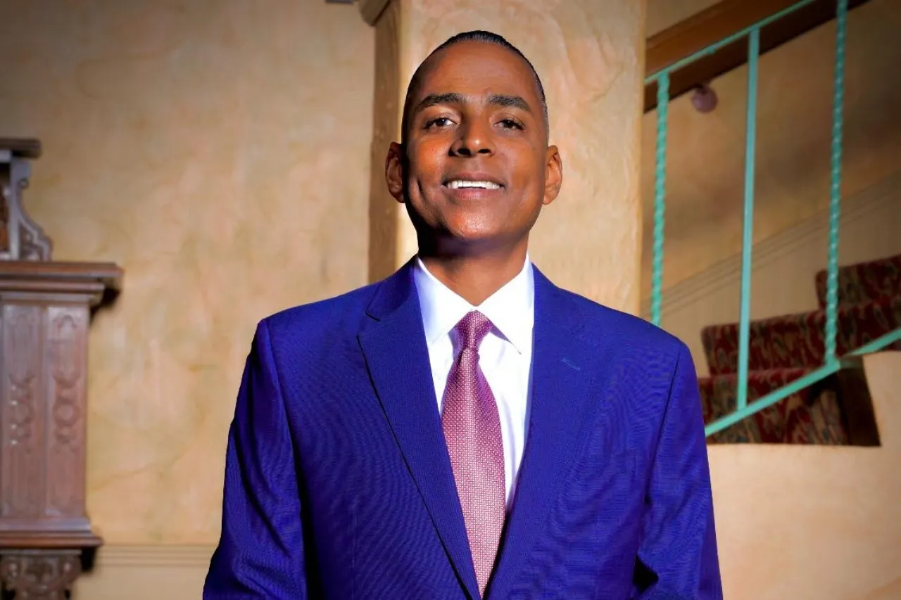 Insta alcalde Renard Johnson que protestas sean pacíficas en El Paso