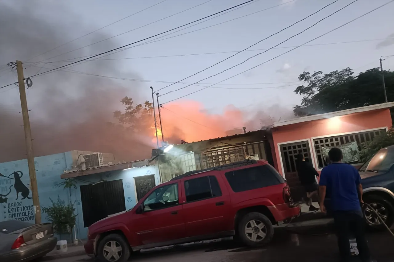Ayudan municipales a sofocar incendio en la colonia Granjas de Chapultepec