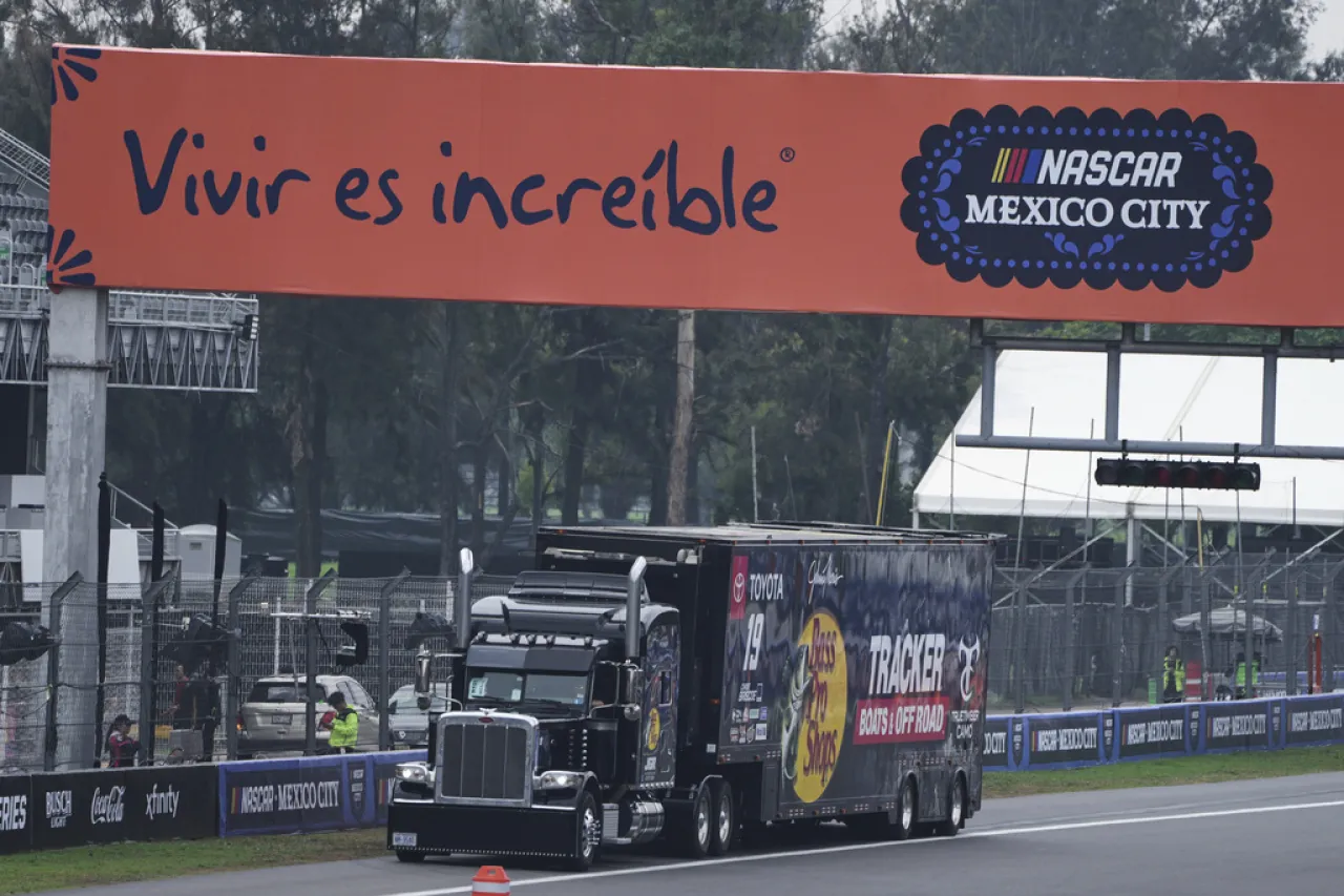 Problemas de viaje afectan 1ra carrera de la Copa de Nascar en México