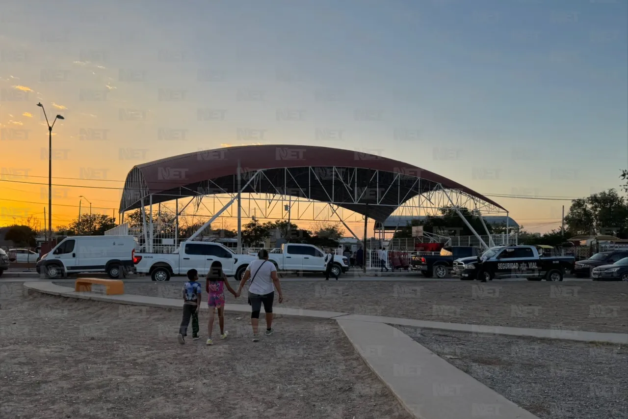 Entrega alcalde domo en parque 'El Gusanito' en Riberas
