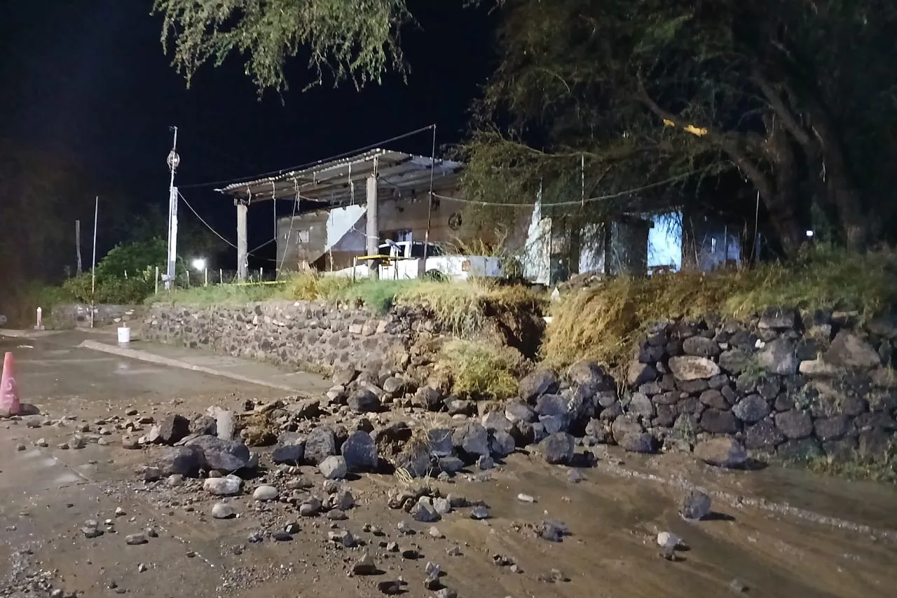 Lluvias en municipios serranos dejan daños en casas y caminos