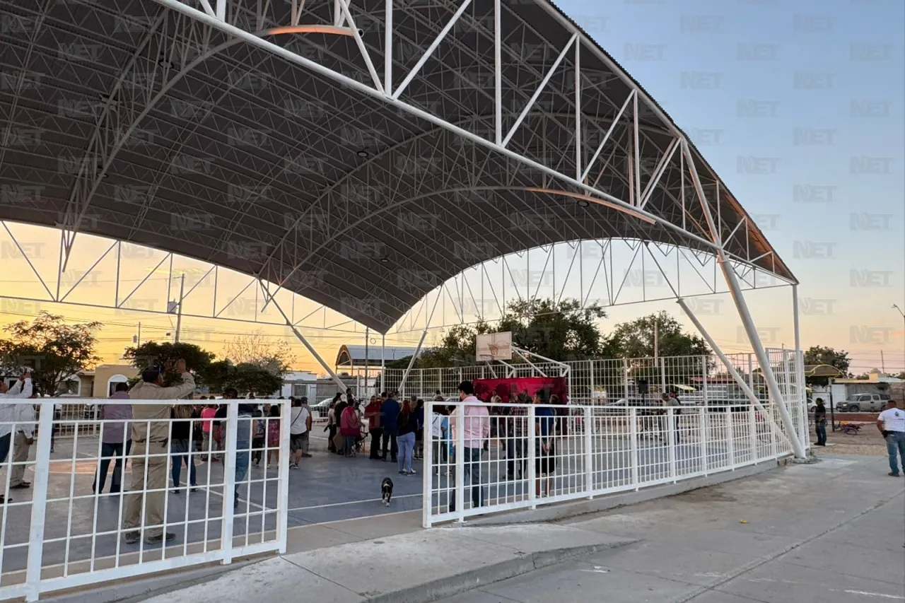 Entrega alcalde domo en parque 'El Gusanito' en Riberas