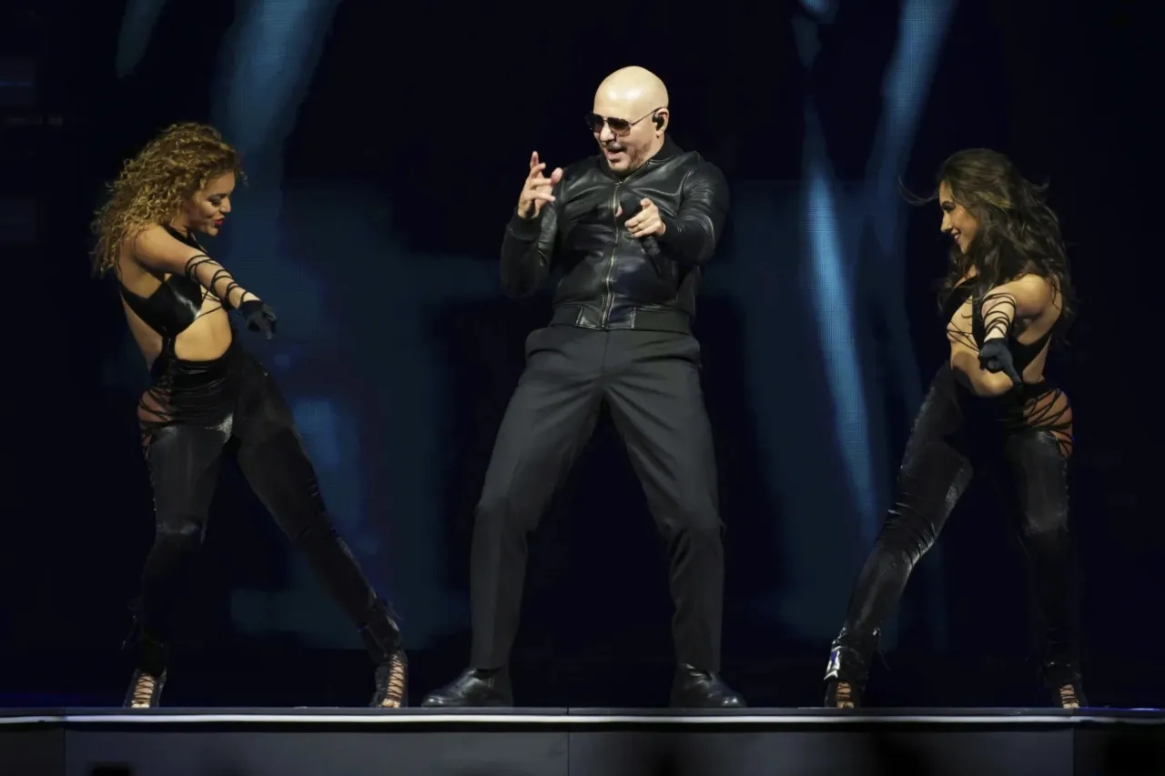 Pitbull es fan de sus fans; dice que su trabajo es hacerles sentir bien