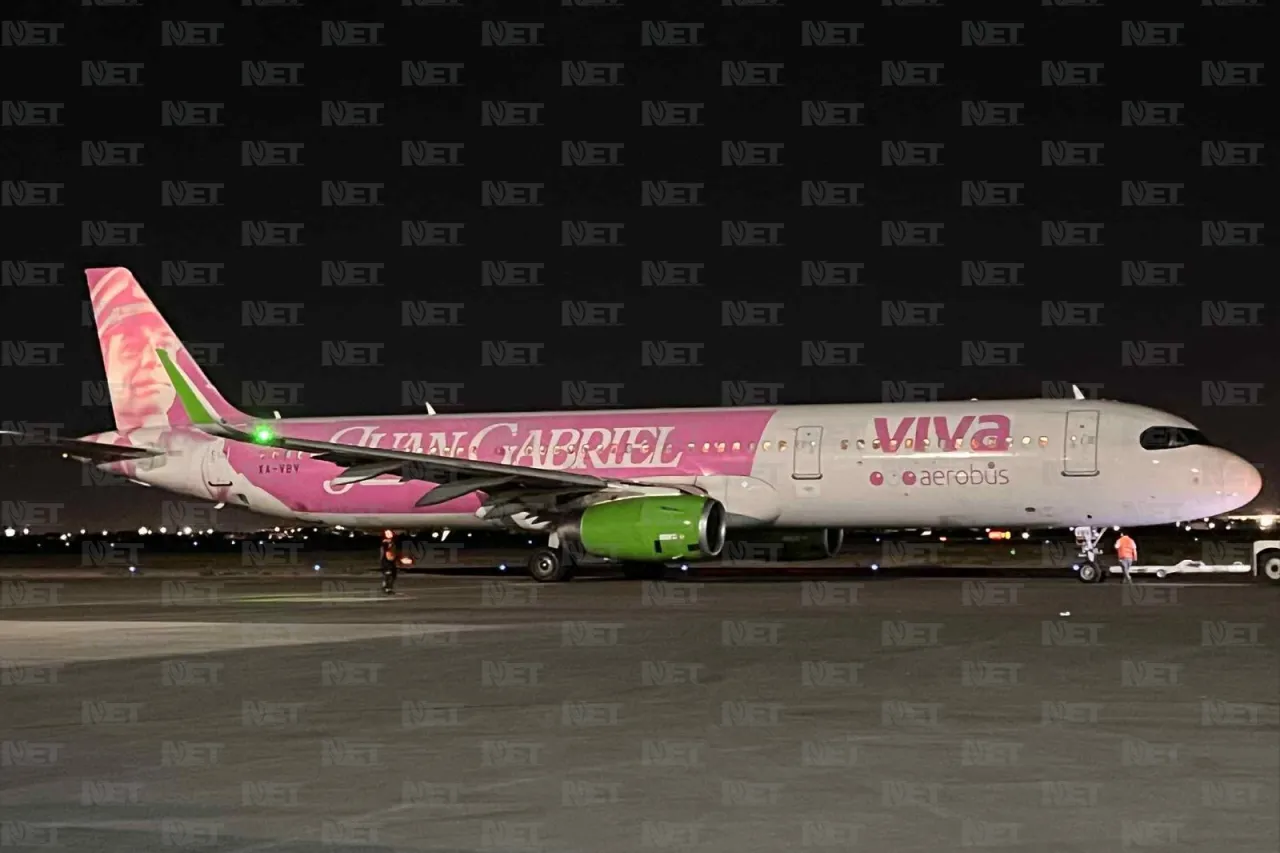 Avión 'Juan Gabriel' sobrevuela Ciudad Juárez