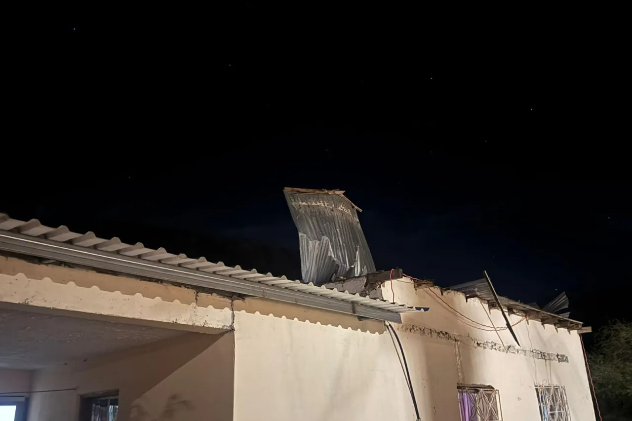 Lluvias en municipios serranos dejan daños en casas y caminos