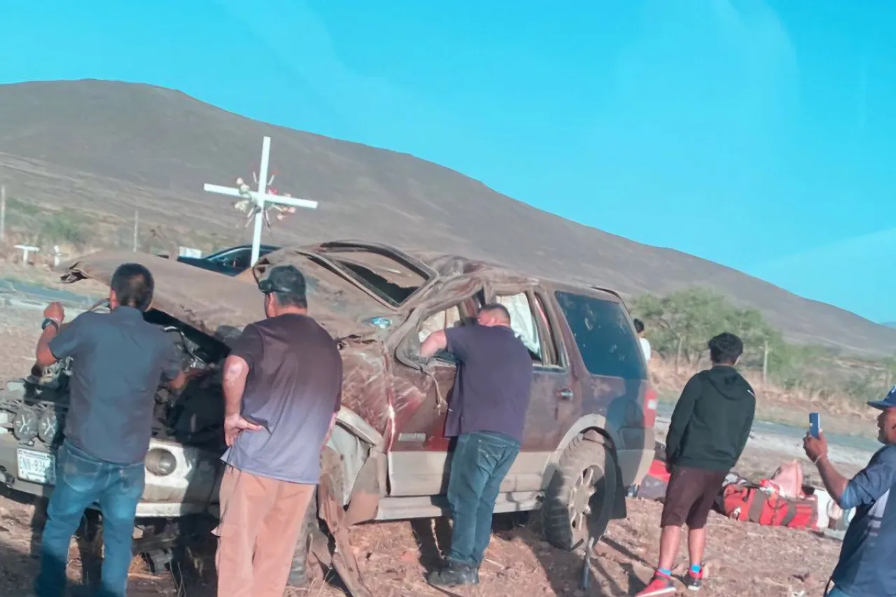 Vuelca camioneta con 5 personas al esquivar bache en carretera a Juárez