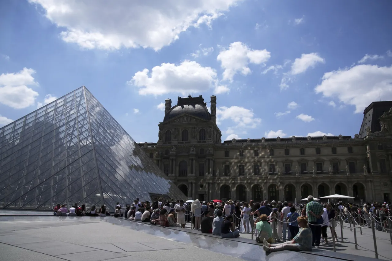 Louvre cierra sus puertas ante problemas de sobreturismo