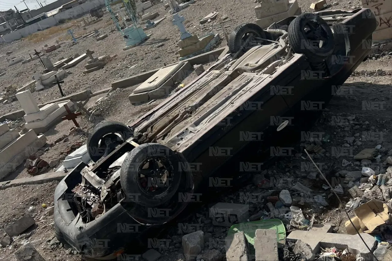 Vuelca auto hacia el Panteón Municipal Chaveña