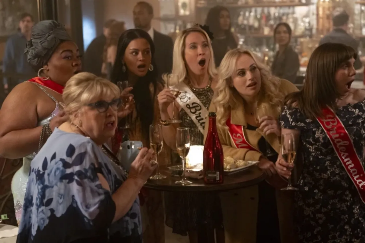 Reseña: 'Bride Hard' de Rebel Wilson, una película de bodas que no destaca
