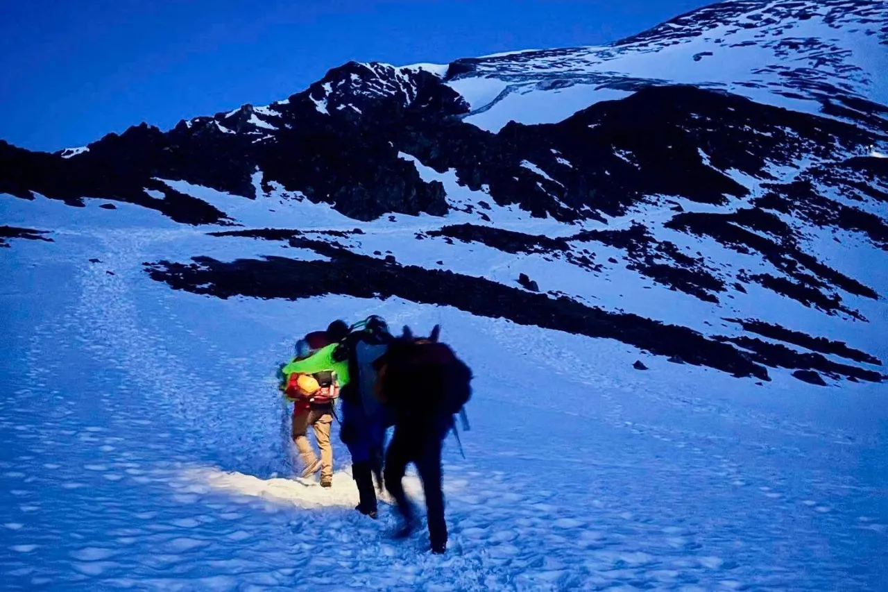 Rescatan a dos hombres de una montaña tras ser alcanzados por un rayo