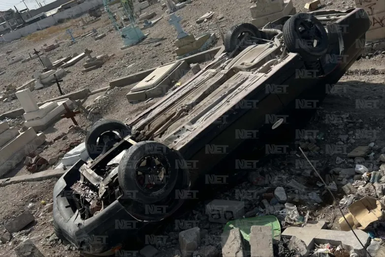 Vuelca auto hacia el Panteón Municipal Chaveña