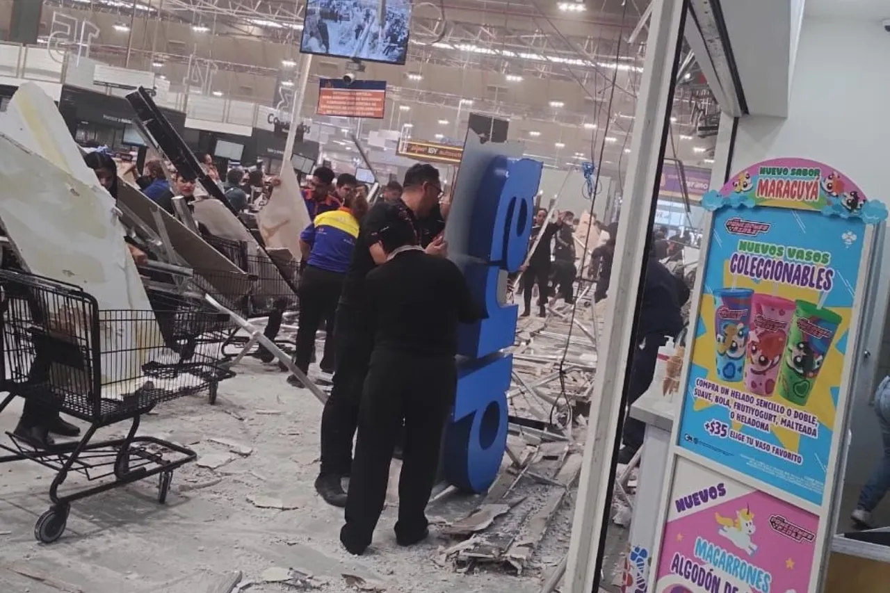 Se desploma plafón en supermercado y lesiona a dos personas en CDMX