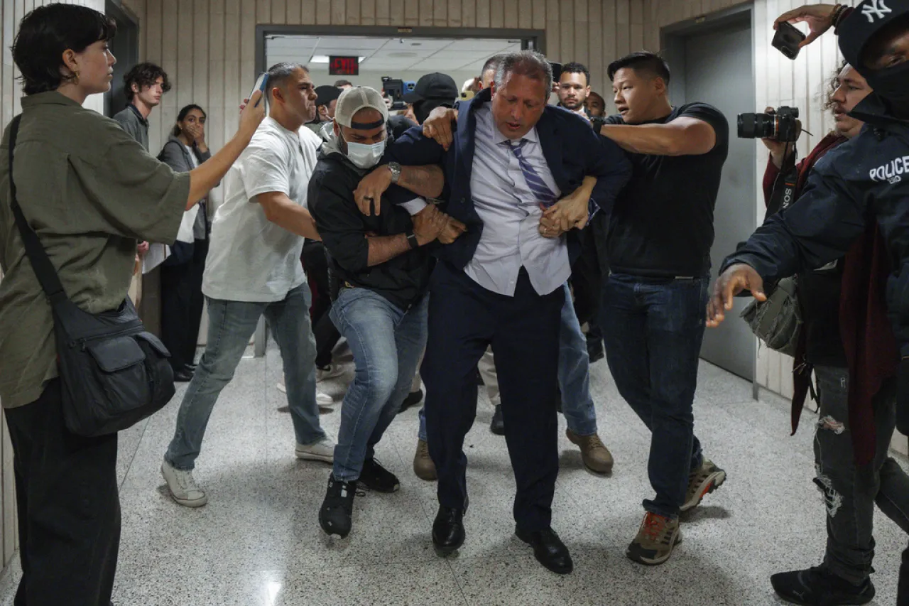Contralor de NY es arrestado frente a tribunal de inmigración