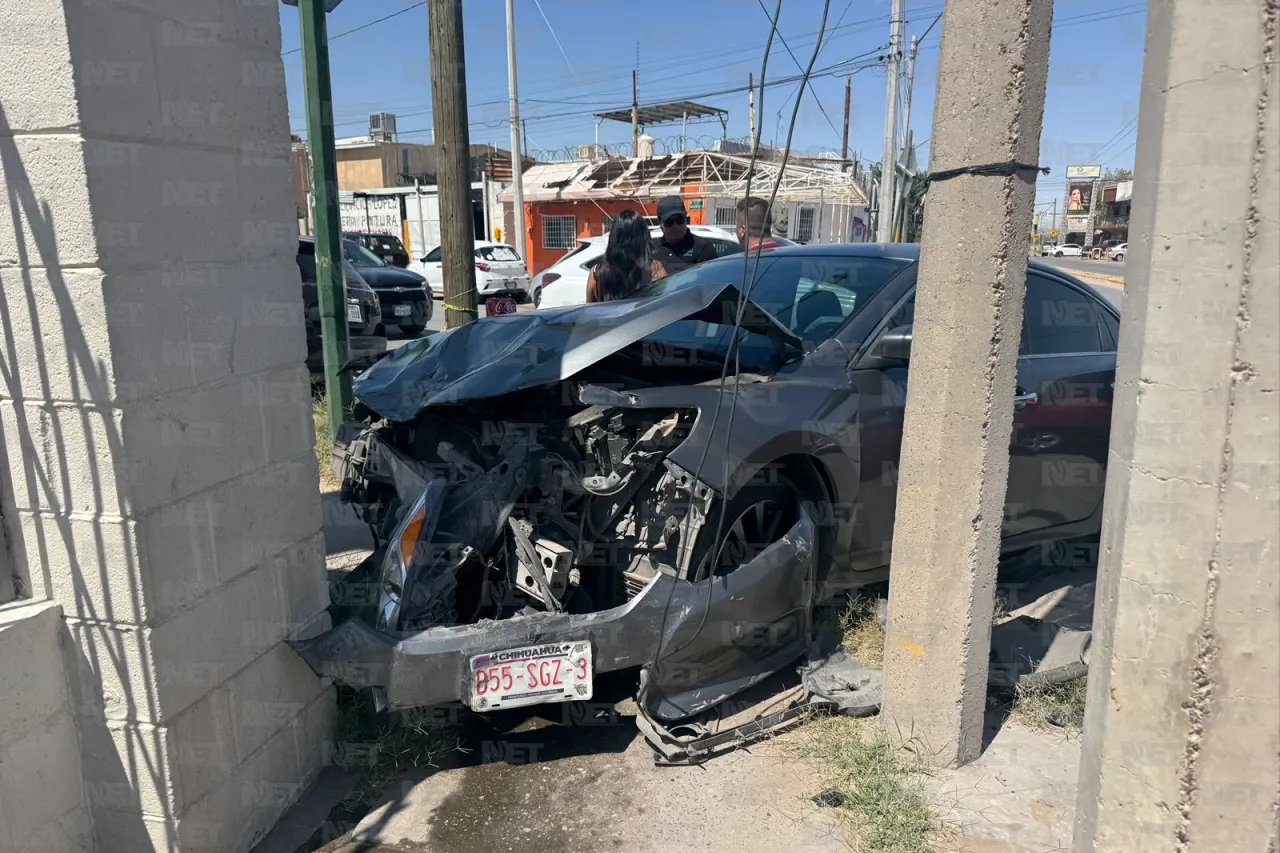 Choca vs auto donde viajaba familia; padre llevaba a bebé en sus brazos